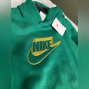 New with tags Nike sweat shirt. BOYS XL